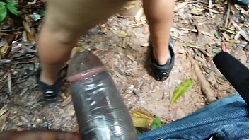 Película porno en el bosque con una vagabunda dándole el culo