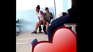 Vídeo porno en la escuela con chica negra sentada en la polla