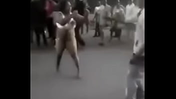 Una mujer desnuda bailandole a un hombre