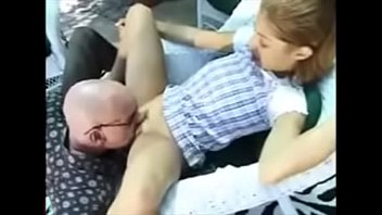 Familia sexo tío golpeando sobrina en el culo
