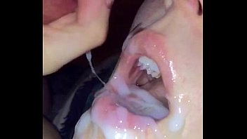 Vídeo porno disfrutando en la boca del vagabundo travieso