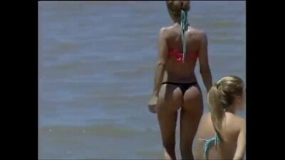 Chicas en la playa de espalda