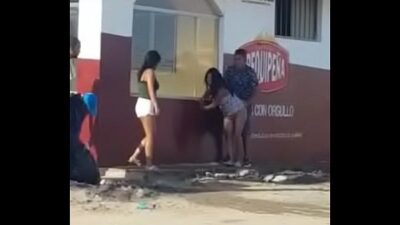 Enseñando pene en la calle