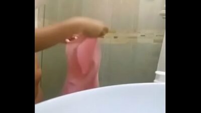 Espiando chicas en el baño