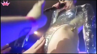 Miley cyrus enseña las tetas