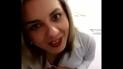 Mujer desnudandose ante un hombre