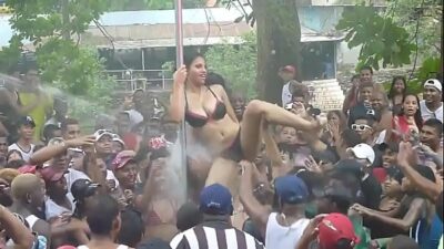 Mulheres nuas no carnaval 2020