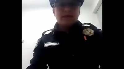 Policia enseña pechos