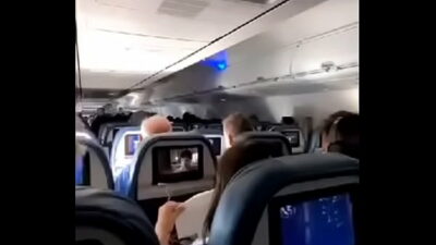 Se masturba en el avion