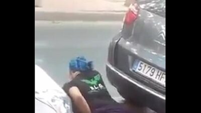 Mujer queda desnuda en la calle