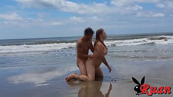Pareja xvideos en la playa teniendo sexo caliente