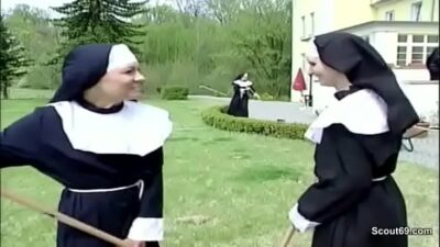 Curas y monjas