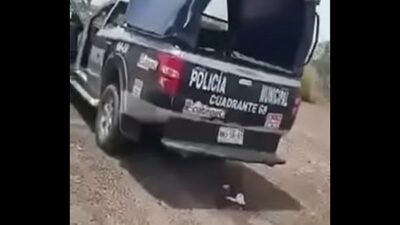 Policias gollando