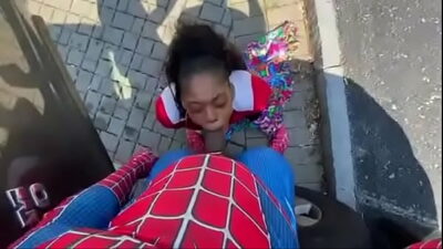 La chica araña viral del facebook