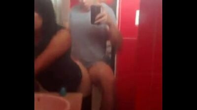 Morrita follada en el baño en la escuela