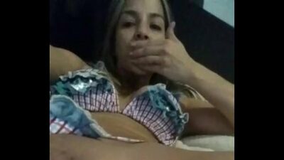 Mujer se mate pene falso por su culo