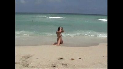 April bowlby desnuda en la playa