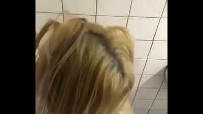 De mujeres asiendolo en baño publico