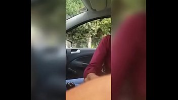 Manoseada en el carro por papá y hermano