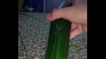 Masturbando con un pepino