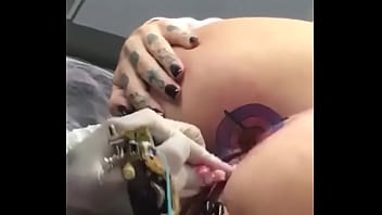 Tatuaje en la costilla