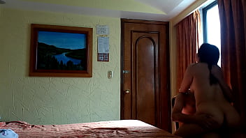Morena montada tiene orgasmo hotel
