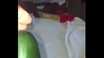 SEXY CHILENA CALIENTE ESCOLAR DEVORA UN PEPINO CON SU CONCHA 