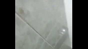 Pelado caliente dando una pelada