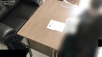 Estudiante y profesor teniendo en la escuela