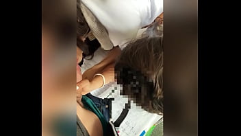 Niñas maiores de edad en la escuela espiando a profesores