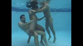 Videos de sexo dentro de la piscina con negro